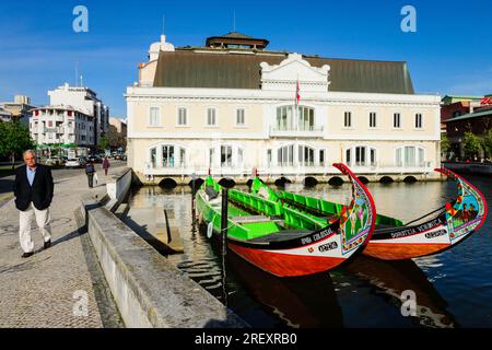 Moliceiros frente al edificio de la antigua capitania del puerto, canal do COJO, Aveiro, Beira Litoral, Portugal, europa Banque D'Images