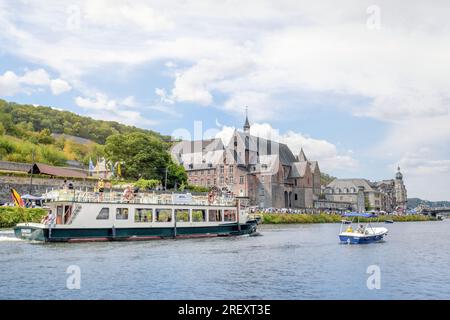 Dinant. Namur - Belgique 15-08-2022. Excursions en bateau sur la rivière maas à dinan en été. vue sur l'architecture ancienne de la ville Banque D'Images