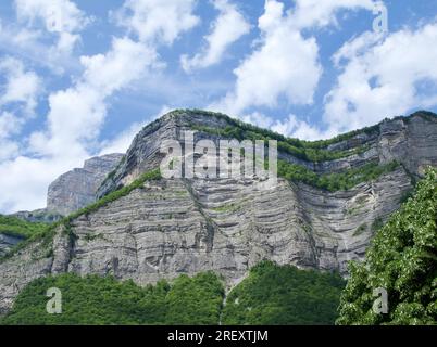 Massif de la Chartreuse à proximité de la ville française Grenoble avec ciel bleu et nuages. Banque D'Images