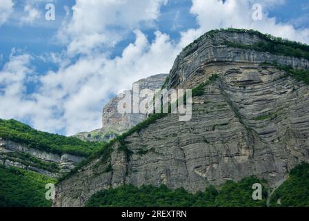 Massif de la Chartreuse à proximité de la ville française Grenoble avec ciel bleu et nuages. Banque D'Images