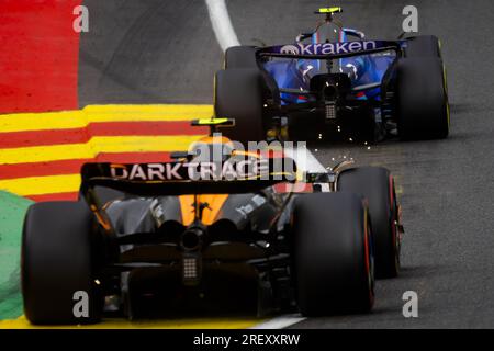 SPA - Lando Norris (McLaren) et Logan Sargeant (Williams) lors du Grand Prix de Belgique sur le circuit de Spa-Francorchamps. ANP SEM VAN DER WAL Banque D'Images