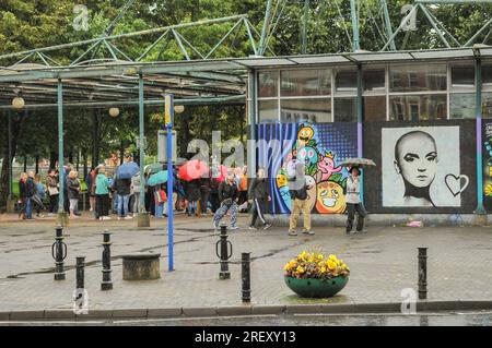 Limerick City, Irlande. 30 juillet 2023.Une foule nombreuse s'est réunie à Arthur's Quay ce dimanche pour rendre hommage au décès de l'auteur-compositeur-interprète irlandais Sinéad O'Connor. Crédit : Karlis Dzjamko/Alamy Live News Banque D'Images