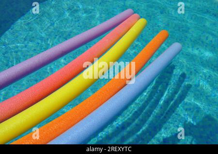 piscine flottante à nouilles colorées Banque D'Images