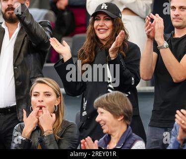 Hambourg, Allemagne. 30 juillet 2023. Tennis : Hamburg European Open (tournoi ATP), Rothenbaum tennis Stadium, hommes, simple, finale, Zverev (Allemagne) - Djere (Serbie). L'actrice Simone Thomalla (m) et sa fille Sophia Thomalla (2e à partir de la gauche), petite amie d'Alexander Zverev, acclament. Crédit : Frank Molter/dpa/Alamy Live News Banque D'Images