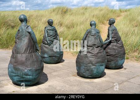 Sculptures « conversation Piece » de Juan Muñoz, connu localement sous le nom de The Weebles, à Littlehaven, South Shields, Royaume-Uni. Banque D'Images