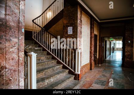 Escalier du salon des arrivées VIP du Generalshotel Stalinist à l'aéroport de Berlin Banque D'Images