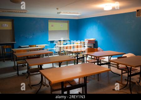 4 juillet 2023, Zaporizhzia, Ukraine : intérieur d'une salle de classe organisée dans le sous-sol d'un centre pour personnes déplacées. Malgré la contre-offensive ukrainienne actuellement en cours dans la région de Zaporizhzhya et le risque d’une attaque terroriste contre la centrale nucléaire, la vie quotidienne dans la région de Zaporizhzhia continue. Les soirées chaudes remplissent les rues de la ville de gens qui se promènent, tandis que les tournesols fleurissent dans les zones de première ligne et que les premières récoltes ont commencé. Cependant, la guerre intensifiée ne laisse pas tomber - le bombardement intense presque quotidiennement prend la vie des gens, qui additio Banque D'Images