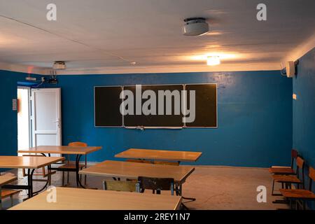 4 juillet 2023, Zaporizhzia, Ukraine : intérieur d'une salle de classe organisée dans le sous-sol d'un centre pour personnes déplacées. Malgré la contre-offensive ukrainienne actuellement en cours dans la région de Zaporizhzhya et le risque d’une attaque terroriste contre la centrale nucléaire, la vie quotidienne dans la région de Zaporizhzhia continue. Les soirées chaudes remplissent les rues de la ville de gens qui se promènent, tandis que les tournesols fleurissent dans les zones de première ligne et que les premières récoltes ont commencé. Cependant, la guerre intensifiée ne laisse pas tomber - le bombardement intense presque quotidiennement prend la vie des gens, qui additio Banque D'Images