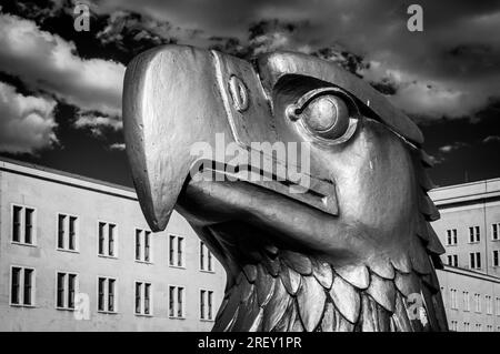 Tête de l'aigle de l'ère nazie devant l'ancien aéroport Tempelhof, Berlin Banque D'Images