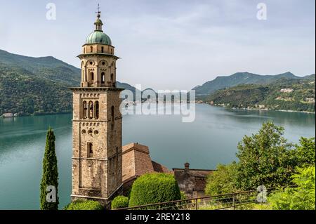 Église Santa Maria del Sasso, Morcote, Suisse, avec Porto Ceresio, Italie en arrière-plan Banque D'Images