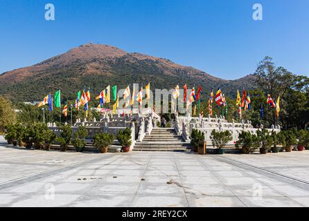 L'espace ouvert entre le monastère de po Lin et le Bouddha géant sur le plateau de Ngong Ping, île de Lantau, Hong Kong, Chine Banque D'Images