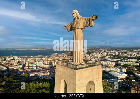 Le Sanctuaire du Christ Roi est un monument catholique et sanctuaire dédié au Sacré-Cœur de Jésus le Christ qui surplombe la ville de Lisbonne situat Banque D'Images