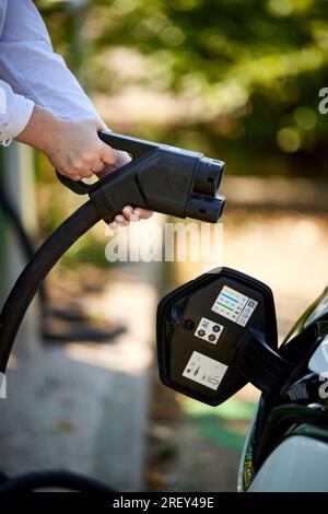 Véhicule électrique EV en cours de charge Banque D'Images