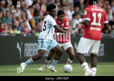 EINDHOVEN - (lr) Ola Aina du Nottingham Forest FC, Shurandy Sambo du PSV Eindhoven lors du match amical entre le PSV Eindhoven et le Nottingham Forest FC au Phillips Stadium le 30 juillet 2023 à Eindhoven, aux pays-Bas. ANP JEROEN PUTMANS Banque D'Images