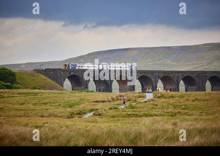 Viaduc Ribblehead du North Yorkshire empruntant le chemin de fer Settle-Carlisle et les marcheurs Banque D'Images