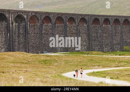 Viaduc Ribblehead du North Yorkshire empruntant le chemin de fer Settle-Carlisle et les marcheurs Banque D'Images