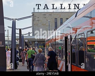 Estonie, Tallinn 07.07.2023 Gare de Tallinn Balti Jaam. Les personnes embarquant dans les trains à l'arrêt de train ou à la gare. Banque D'Images