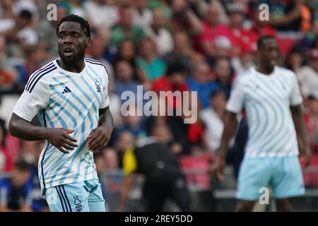 Eindhoven, pays-Bas. 30 juillet 2023. EINDHOVEN, PAYS-BAS - JUILLET 30 : Ola Aina de Nottingham Forest FC se penche sur le match amical de pré-saison entre le PSV et Nottingham Forest FC au Philips Stadion le 30 juillet 2023 à Eindhoven, pays-Bas (photo Jeroen Meuwsen/Orange Pictures) crédit : Orange pics BV/Alamy Live News Banque D'Images