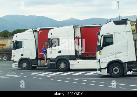 Banyeuls-sur-Mer, France, 9 mai 2023 : un chauffeur de camion installe une antenne parabolique sur la cabine pour regarder la télévision. Reposez-vous dans le parking. Banque D'Images