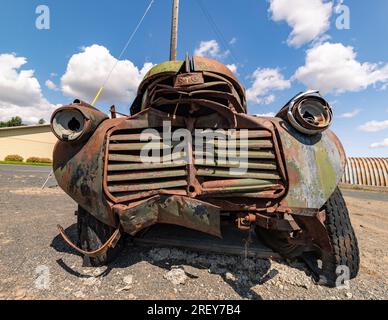 Almira, WA USA juin 22 2023 - Rusty vieux camion GMC sous le soleil d'été Banque D'Images