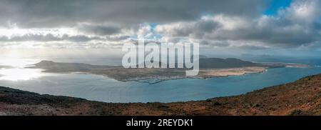 Magnifique paysage de l'île de la Graciosa vu du Mirador del Rio, situé sur l'île de Lanzarote, îles Canaries, Espagne Banque D'Images