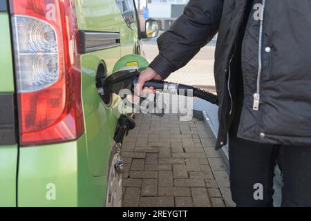 Station-service. Gros plan sur le ravitaillement en carburant de la voiture Banque D'Images