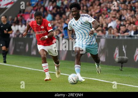 Eindhoven, pays-Bas. 30 juillet 2023. EINDHOVEN, PAYS-BAS - 30 JUILLET : Ola Aina du Nottingham Forest FC se bat pour la possession lors du match amical de pré-saison entre le PSV et le Nottingham Forest FC au Philips Stadion le 30 juillet 2023 à Eindhoven, pays-Bas (photo Jeroen Meuwsen/Orange Pictures) crédit : Orange pics BV/Alamy Live News Banque D'Images