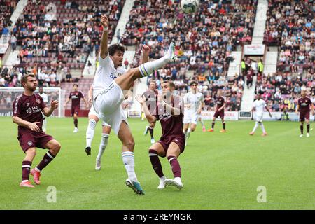 Edimbourg, Royaume-Uni. 30 juillet 2023. Parc Tynecastle. Edimbourg. Heart of Midlothian FC contre Leeds United. 30 juillet 2023. Pendant le match amical de pré-saison entre Hearts et Leeds United, Leeds Pascal Struuk garde Hearts à distance (crédit photo : David Mollison/Alamy Live News Banque D'Images