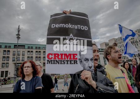 Berlin, Allemagne. 30 juillet 2023. Le 30 juillet 2023, un groupe de manifestants s'est réuni à la porte de Brandebourg à Berlin pour exprimer leurs appréhensions concernant la situation actuelle d'Israël. Les manifestants ont Uni leurs forces pour défendre les principes démocratiques, brandissant des pancartes et brandissant des drapeaux israéliens. Le Premier ministre israélien, Benjamin Netanyahu, a été un sujet fréquent de critiques, avec des affiches le qualifiant de « ministre de la criminalité ». (Photo de Michael Kuenne/PRESSCOV/Sipa USA) crédit : SIPA USA/Alamy Live News Banque D'Images