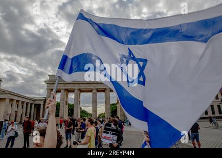 Berlin, Allemagne. 30 juillet 2023. Le 30 juillet 2023, un groupe de manifestants s'est réuni à la porte de Brandebourg à Berlin pour exprimer leurs appréhensions concernant la situation actuelle d'Israël. Les manifestants ont Uni leurs forces pour défendre les principes démocratiques, brandissant des pancartes et brandissant des drapeaux israéliens. Le Premier ministre israélien, Benjamin Netanyahu, a été un sujet fréquent de critiques, avec des affiches le qualifiant de « ministre de la criminalité ». (Photo de Michael Kuenne/PRESSCOV/Sipa USA) crédit : SIPA USA/Alamy Live News Banque D'Images