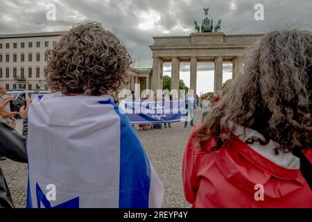 Berlin, Allemagne. 30 juillet 2023. Le 30 juillet 2023, un groupe de manifestants s'est réuni à la porte de Brandebourg à Berlin pour exprimer leurs appréhensions concernant la situation actuelle d'Israël. Les manifestants ont Uni leurs forces pour défendre les principes démocratiques, brandissant des pancartes et brandissant des drapeaux israéliens. Le Premier ministre israélien, Benjamin Netanyahu, a été un sujet fréquent de critiques, avec des affiches le qualifiant de « ministre de la criminalité ». (Photo de Michael Kuenne/PRESSCOV/Sipa USA) crédit : SIPA USA/Alamy Live News Banque D'Images