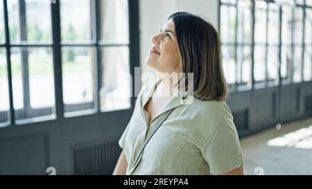 Jeune belle femme hispanique souriante regardant autour du Palais Belvedere à Vienne Banque D'Images