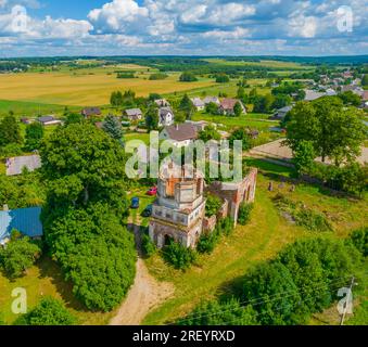 Rudamina Seigneur de conversion ruines de l'église dans le district de Vilnius, vue aérienne drone Banque D'Images