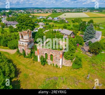 Rudamina Seigneur de conversion ruines de l'église dans le district de Vilnius, vue aérienne drone Banque D'Images