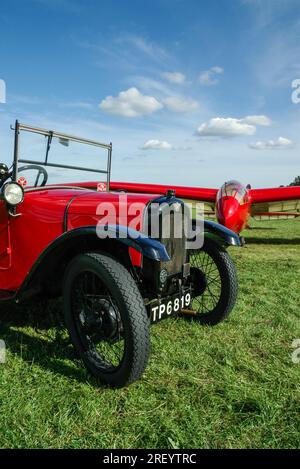 Austin Seven Tourer 1928 avec Slingsby T.13 Petrel des années 1930 à un vol Wings & Wheels à Turweston Aerodrome, Buckinghamshire, Royaume-Uni. L'ère britannique d'avant-guerre Banque D'Images