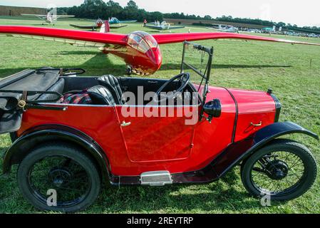 Austin Seven Tourer 1928 avec Slingsby T.13 Petrel des années 1930 à un vol Wings & Wheels à Turweston Aerodrome, Buckinghamshire, Royaume-Uni. L'ère britannique d'avant-guerre Banque D'Images