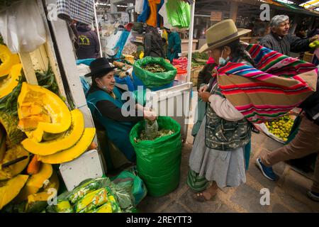 Cusco, Pérou ; 1 janvier 2023 : activité commerciale avec les vendeurs locaux sur le marché alimentaire de San Pedro à Cusco. Banque D'Images