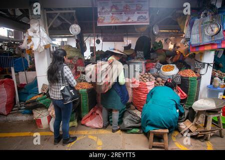 Cusco, Pérou ; 1 janvier 2023 : activité commerciale avec les vendeurs locaux sur le marché alimentaire de San Pedro à Cusco. Banque D'Images