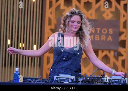 Sitges, Espagne. 29 juillet 2023. DJ Mona Lee vue lors de sa session au Festival Jardins de Terramar à Sitges. Lissa Callens, 31 ans, dont le nom de scène est Mona Lee, est une DJ et chanteuse d'origine belge avec une grande carrière musicale internationale, elle a également un diplôme universitaire en pédagogie et psychologie et est professeur d'anglais, néerlandais et français à Sitges (Barcelone) (Photo Ramon Costa/SOPA Images/Sipa USA) crédit : SIPA USA/Alamy Live News Banque D'Images