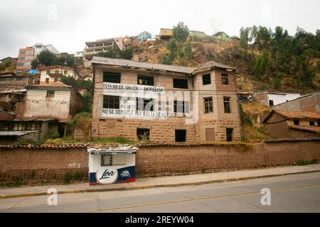 Cusco, Pérou ; 1 janvier 2023 : Grande maison abandonnée dans le centre historique de Cusco. Banque D'Images
