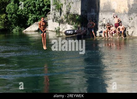 457e festival annuel de saut de pont de Mostar de hauteur de 20 mètres dans la rivière Neretva a eu lieu à Mostar, Bosnie-Herzégovine le 30. Juillet 2023. Photo : Denis Kapetanovic/PIXSELL crédit : Pixsell/Alamy Live News Banque D'Images