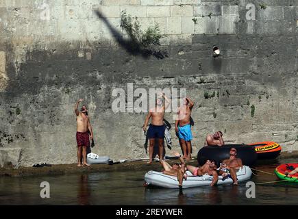 457e festival annuel de saut de pont de Mostar de hauteur de 20 mètres dans la rivière Neretva a eu lieu à Mostar, Bosnie-Herzégovine le 30. Juillet 2023. Photo : Denis Kapetanovic/PIXSELL crédit : Pixsell/Alamy Live News Banque D'Images