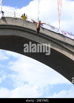 457e festival annuel de saut de pont de Mostar de hauteur de 20 mètres dans la rivière Neretva a eu lieu à Mostar, Bosnie-Herzégovine le 30. Juillet 2023. Photo : Denis Kapetanovic/PIXSELL crédit : Pixsell/Alamy Live News Banque D'Images