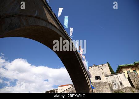457e festival annuel de saut de pont de Mostar de hauteur de 20 mètres dans la rivière Neretva a eu lieu à Mostar, Bosnie-Herzégovine le 30. Juillet 2023. Photo : Denis Kapetanovic/PIXSELL crédit : Pixsell/Alamy Live News Banque D'Images