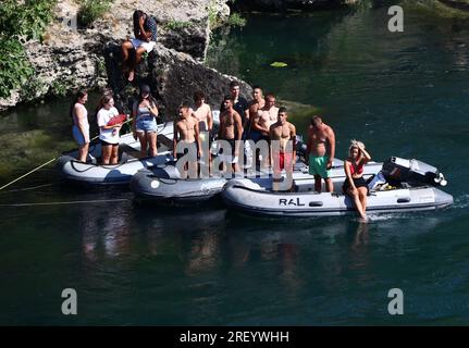 457e festival annuel de saut de pont de Mostar de hauteur de 20 mètres dans la rivière Neretva a eu lieu à Mostar, Bosnie-Herzégovine le 30. Juillet 2023. Photo : Denis Kapetanovic/PIXSELL crédit : Pixsell/Alamy Live News Banque D'Images