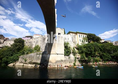 457e festival annuel de saut de pont de Mostar de hauteur de 20 mètres dans la rivière Neretva a eu lieu à Mostar, Bosnie-Herzégovine le 30. Juillet 2023. Photo : Denis Kapetanovic/PIXSELL crédit : Pixsell/Alamy Live News Banque D'Images