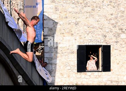 457e festival annuel de saut de pont de Mostar de hauteur de 20 mètres dans la rivière Neretva a eu lieu à Mostar, Bosnie-Herzégovine le 30. Juillet 2023. Photo : Denis Kapetanovic/PIXSELL crédit : Pixsell/Alamy Live News Banque D'Images