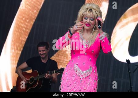 Lulworth, Royaume-Uni. 30 juillet 2023. Kelly O'Brien, interprète féminine et imitatrice du musicien country américain, Dolly Parton joue le rôle de « The Dolly Show » en direct sur scène au festival familial Camp Bestival. Kelly O'Brien, star du West End, a remporté de nombreux prix au cours de sa longue carrière, dont les U.K National Tribute Awards pendant 4 années consécutives. La BBC la qualifie d'un des meilleurs groupes hommage au monde. (Photo de Dawn Fletcher-Park/SOPA Images/Sipa USA) crédit : SIPA USA/Alamy Live News Banque D'Images