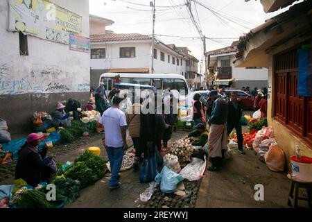 Cusco Pérou, 1 janvier 2023 : les habitants vendent des fruits et légumes autour du marché central de Cusco au Pérou. Banque D'Images