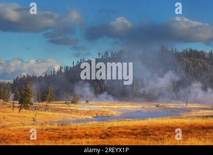 Fond naturel inspirant. Piscines et champs de geysers dans le Parc National de Yellowstone, aux États-Unis. Banque D'Images